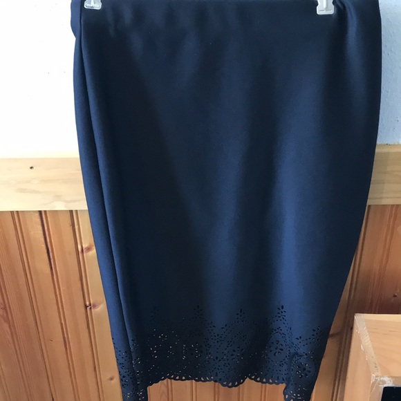 Skirt with cutout shapes - Picture 3 of 4